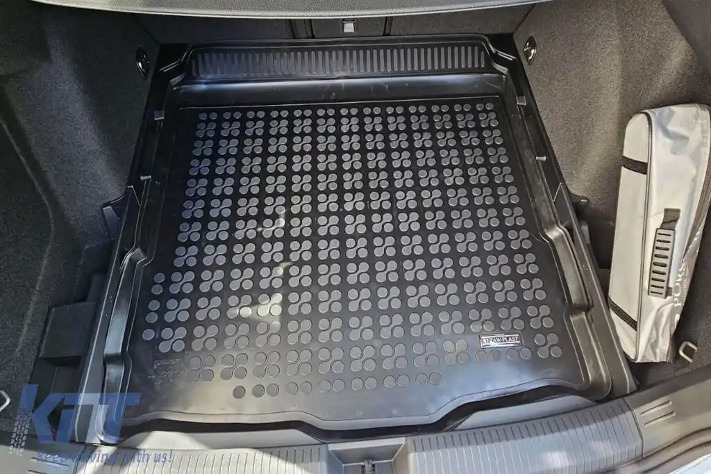 Covor de cauciuc pentru portbagaj de la Rezaw-Plast potrivit pentru Volkswagen Golf VIII break, Mild Hybrid după 2019 cu podeaua portbagajului în poziția inferioară-image-6218980