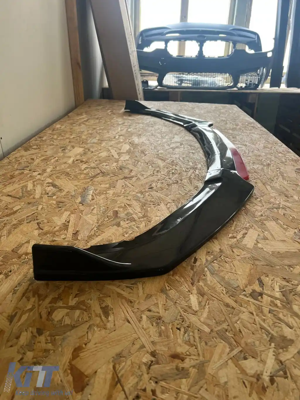 SPOILER FRONTAL UNIVERSAL FINISAT NEGRU PIANO CU BUZA ROSIE-image-6260982