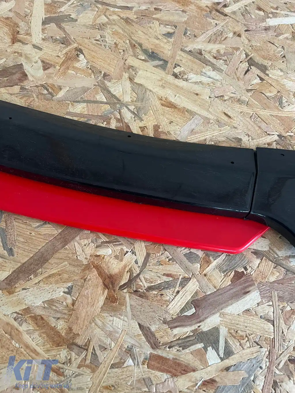 SPOILER FRONTAL UNIVERSAL FINISAT NEGRU PIANO CU BUZA ROSIE-image-6260983