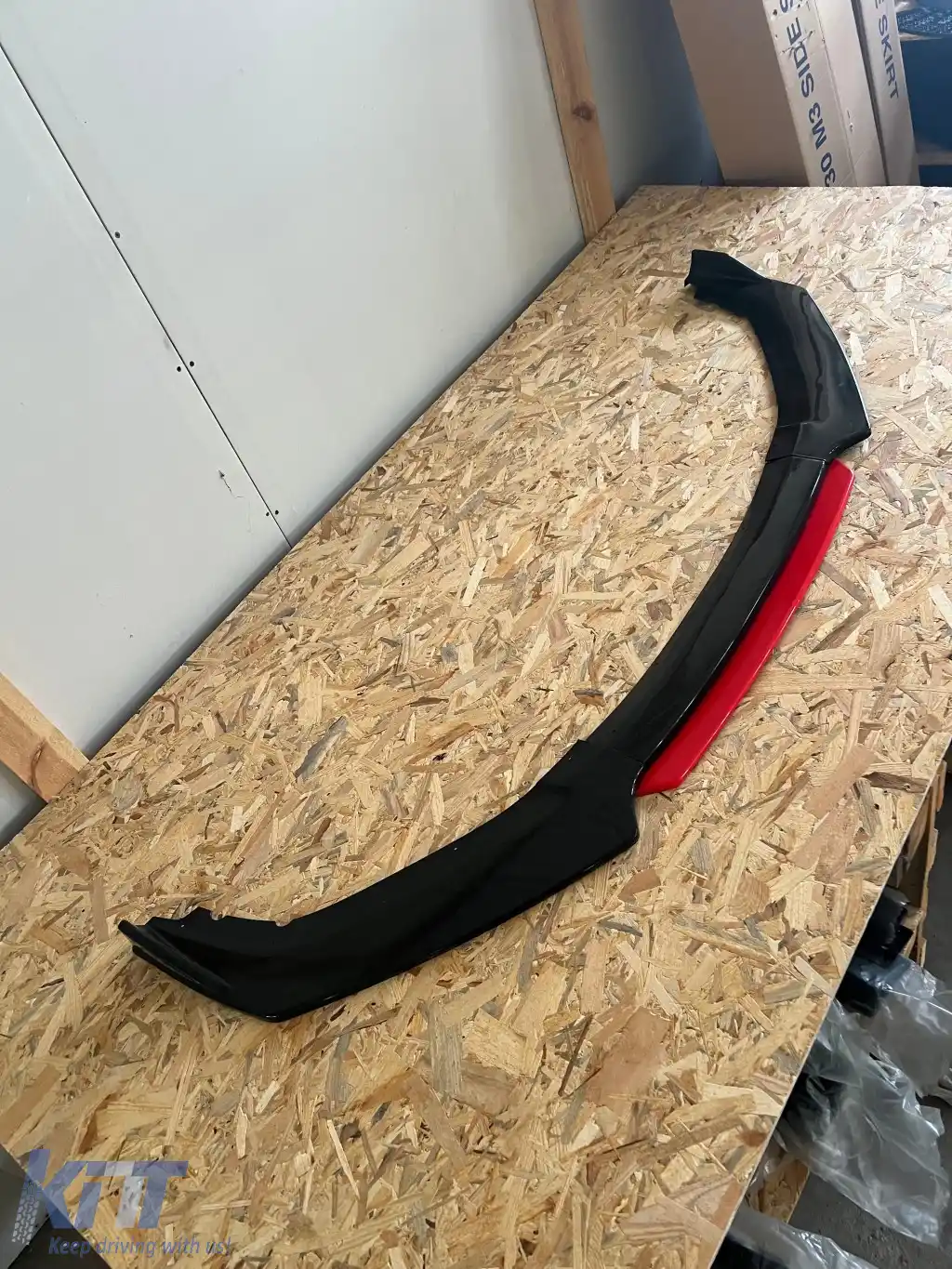 SPOILER FRONTAL UNIVERSAL FINISAT NEGRU PIANO CU BUZA ROSIE-image-6260984