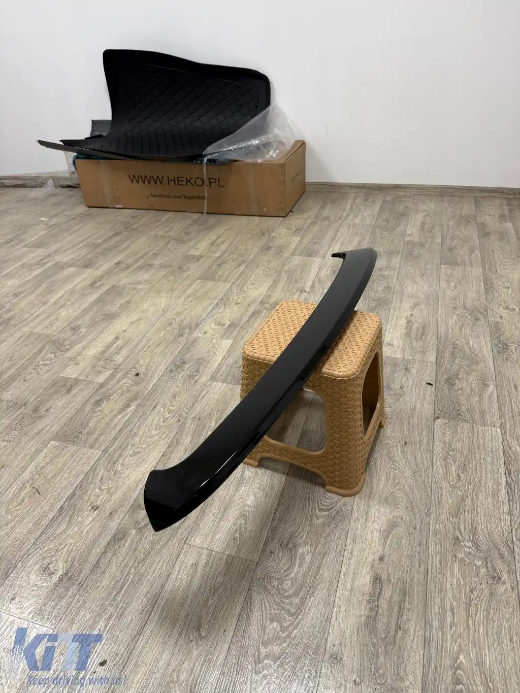 Spoiler pentru geamul din spate, potrivit pentru Volkswagen Golf 5, finisaj negru lucios-image-6260921