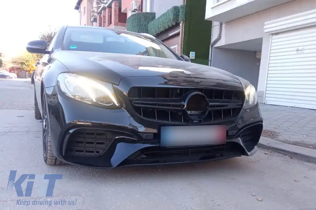 Un pachet de design tip E63 potrivit pentru Mercedes E-Class W213 2016-2019 cu ieșiri de evacuare negre și garnitură neagră, pentru modelul cu bara de protecție din spate standard.-image-6141482